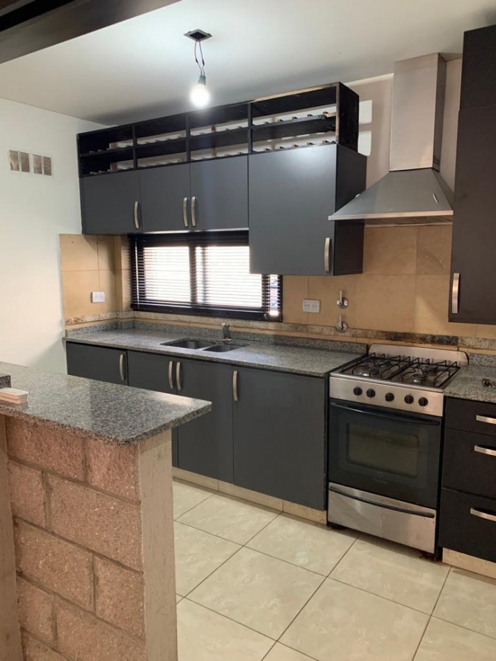 P. H, P. B, Al Frente, 3 Ambientes, con Parrilla y Cochera